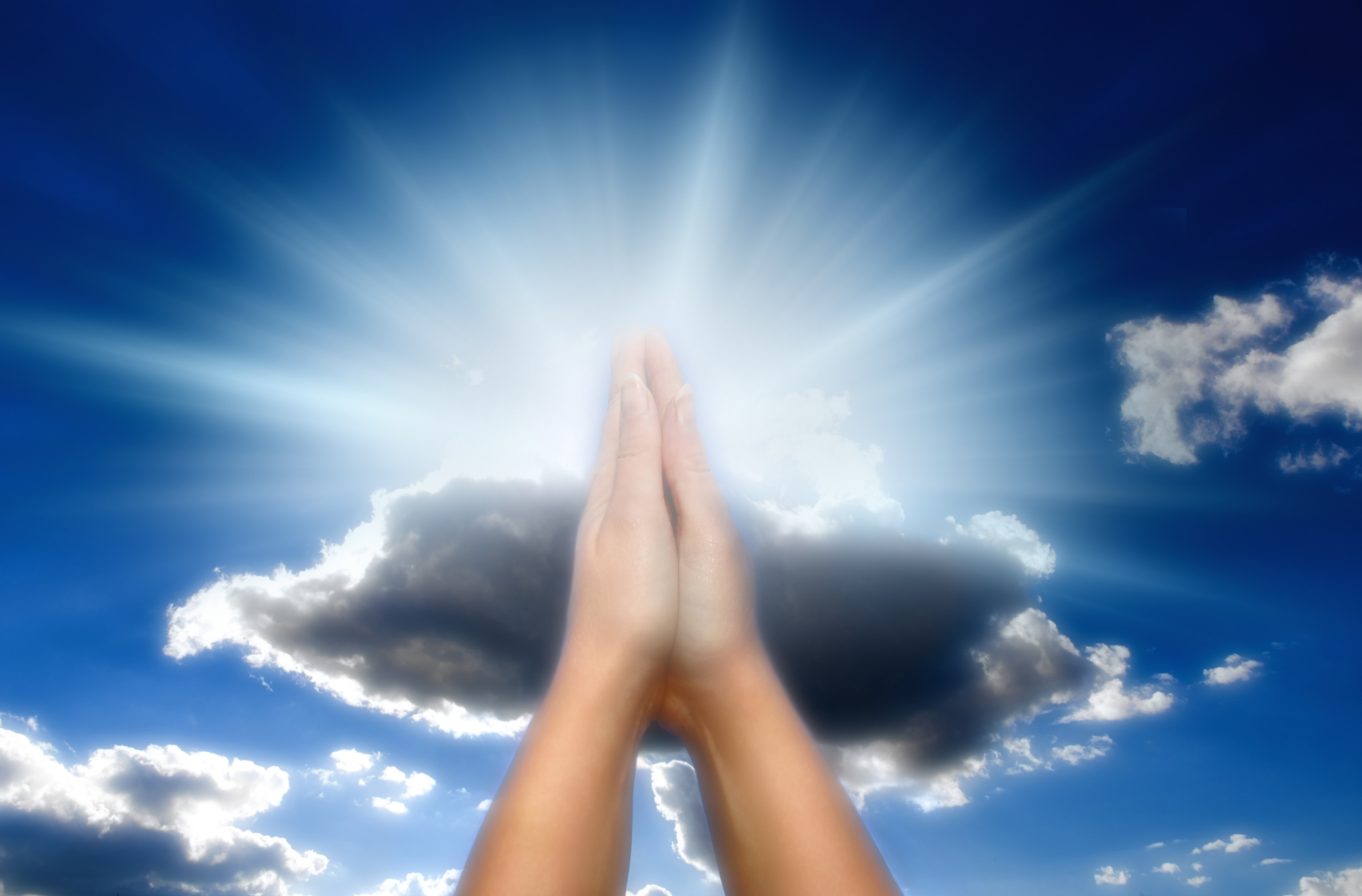 Как быть истинно благодарным. Руки к небу. Молится на фоне неба. Радость во Христе. Молиться Богу.